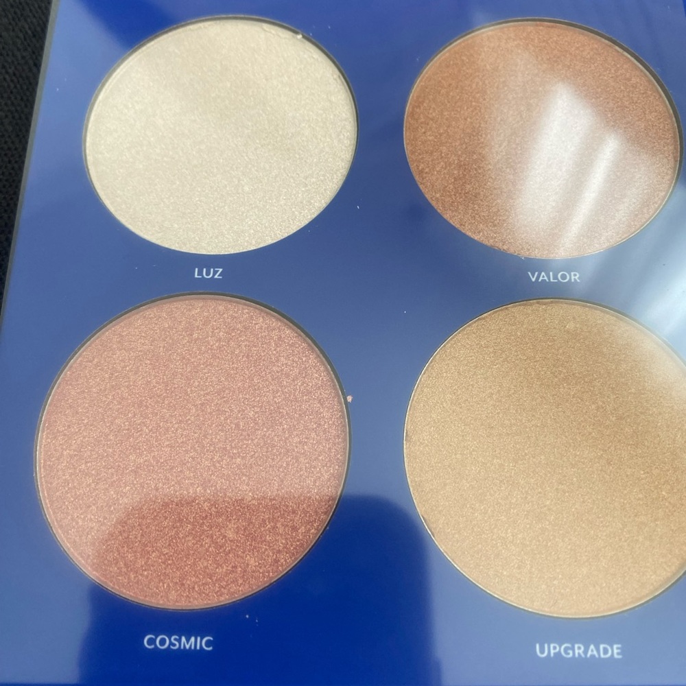Tresluce beauty lucete glow highlighter palette